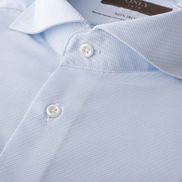 トラベラー / ストレッチノンアイロン カッタウェイ スナップボタン サックス 柄無地